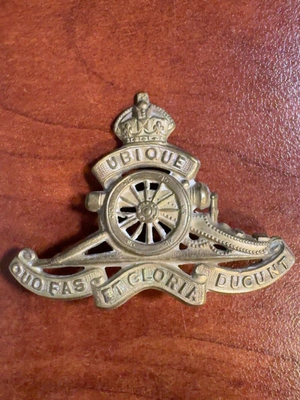 Vintage Royal Artillery UBIQUE King's Crown Cap Badge WWII Korean War Era